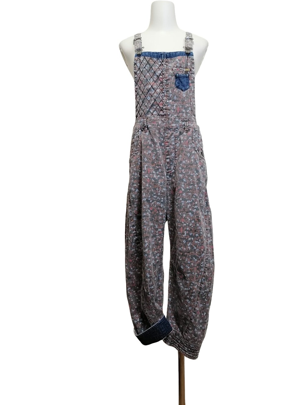 🎏🎏 S， Vintage 90s Washed-print denim dungarees （curved‑leg jeans）